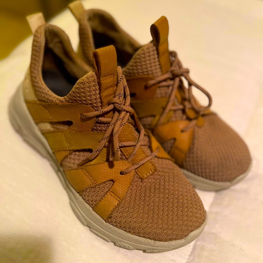 OTBT tennies. Very comfy. 7.5